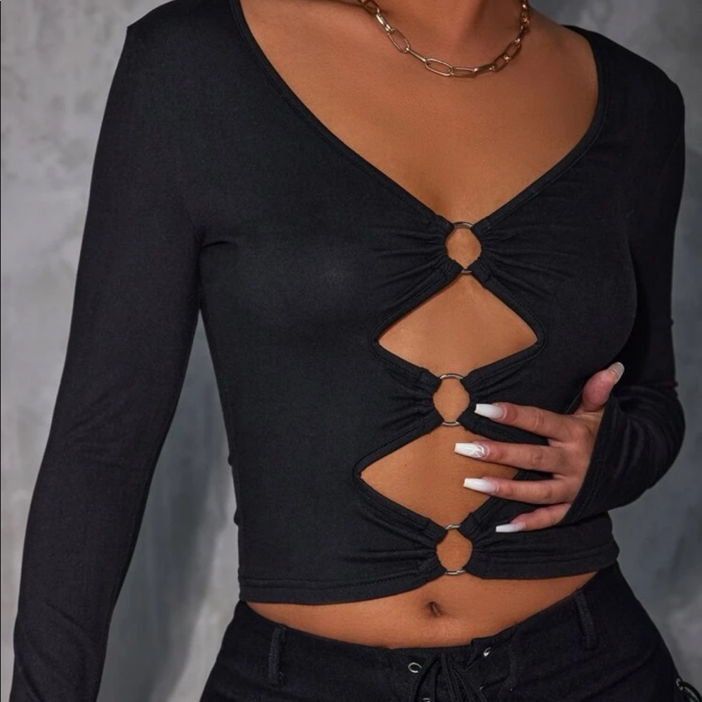 black long sleeved crop top